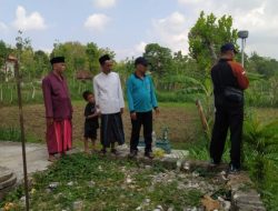 Petugas PTSL Saat Melakukan Pengukuran Tanah di Desa Pamolaan Sampang.