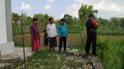 Petugas PTSL Saat Melakukan Pengukuran Tanah di Desa Pamolaan Sampang.