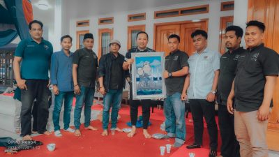 PWI Sampang Beri Kenang-kenangan Abah Idi, Tanda Untuk Kembali