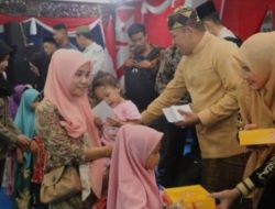 Giat Rutin Aba Idi , Menyantuni anak Yatim Bersama Istrinya Alm. HJ. Mimin Hariyati